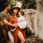 Servizio fotografico di famiglia in mezzo alla natura