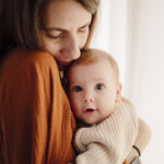 Un’esperienza newborn molto intima tra mamma e bimba